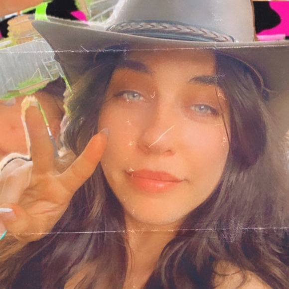 Meet your Posher, Steph - Picture 1 of 1